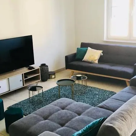 Comfortable 2 Bedrooms Near Train Station *