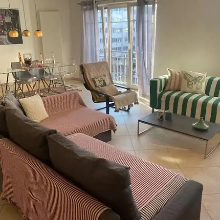 Comfortable 2 Bedrooms Near Train Station Apartment