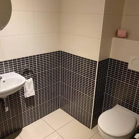 Comfortable 2 Bedrooms Near Train Station Apartment *